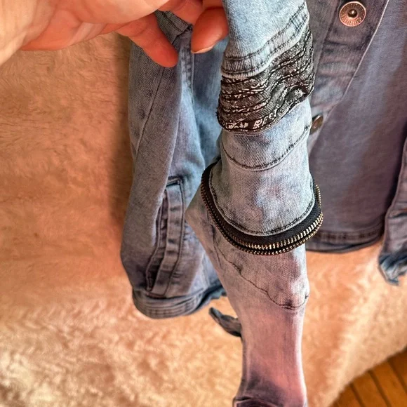 Trendy Light Blue Distressed Denim Jacket - Picture 6 of 11